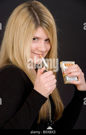 Teenager raucht eine Zigarette Stockfoto