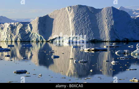 Nachdenken über die Wasseroberfläche in der Abend Sonne, Antarktis, Suedpolarmeer Eisberg Stockfoto