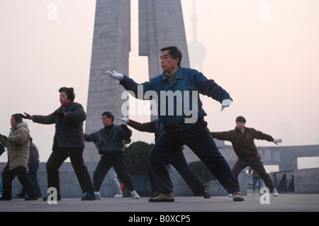 Chinesen machen Tai Chi auf einem Platz in den frühen Morgenstunden, China, Shanghai Stockfoto