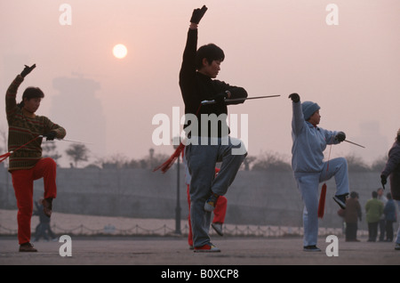 Chinesen machen Tai Chi auf einem Platz in den frühen Morgenstunden, China, Shanghai Stockfoto