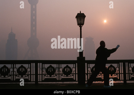 Chinesen machen Tai Chi auf einem Platz in den frühen Morgenstunden, China, Shanghai Stockfoto