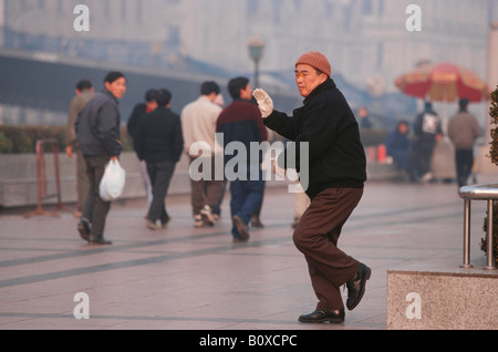 Chinesischen Tai Chi zu tun, in den frühen Morgenstunden, China, Shanghai Stockfoto