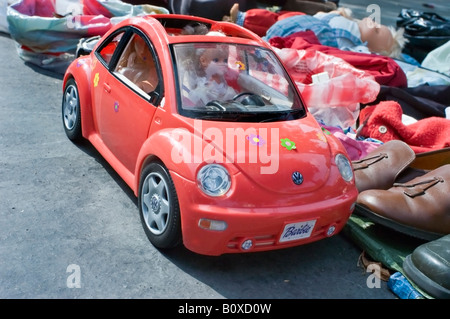 Paris Frankreich, altes Auto, Oldtimer-Spielzeug, Marke Volkswagen, „Love Bug“ im französischen Flohmarkt 1970er, Kinderspielzeug Stockfoto