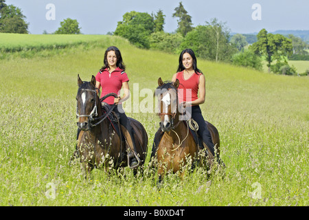 Zwei junge Damen auf Paso Fino Pferde Reiten Stockfoto