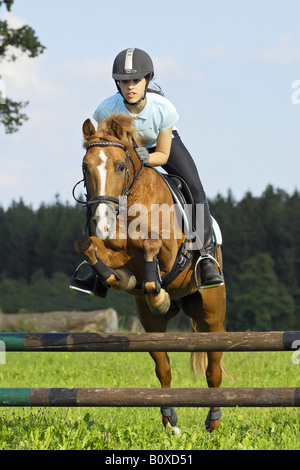 Mädchen auf Deutsch Reiten Pony - springen Stockfoto