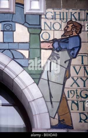 Edward Everard Drucker Räumlichkeiten Broad Street Bristol außen keramischen Ornament 1901 zeigt William Morris arbeiten bei Presse Stockfoto