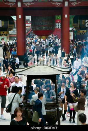 Scharen von Besuchern zu SensoJi-Tempel in Asakusa, einer der verkehrsreichsten Tempel in Tokyo 2008 Stockfoto