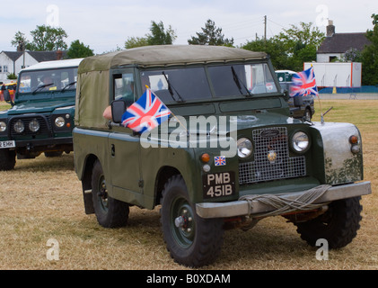 Alten Landrover fahren rund um die Parade-Ring bei Smallwood Vintage Rally Cheshire England Vereinigtes Königreich UK Stockfoto