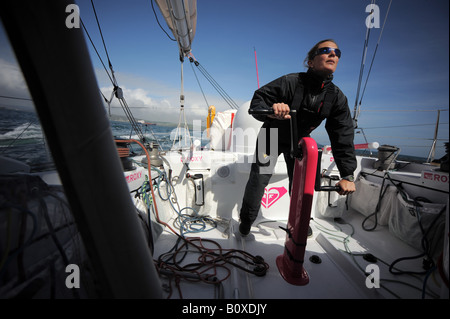 Seemann Sam Davies gesehen Windenbetrieb an Bord der Roxy sechzig Fuß Transat Yacht vor dem Rennen von Plymouth, Devon, Boston, USA. Stockfoto