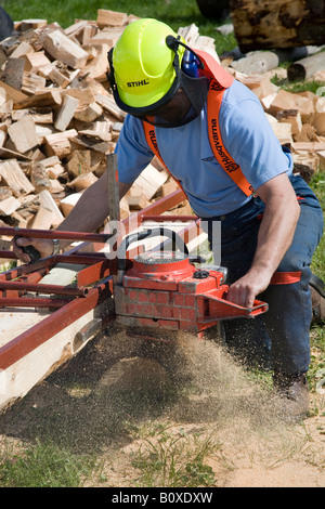 Stihl Hobel  Preparing Holz Dielen  Demonstration von Plank Schneidvorrichtung mit Holz sah Stockfoto