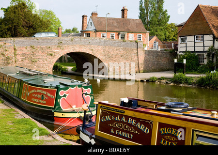 Narrowboats auf den Kennett und Avon Canal bei Hungerford in Berkshire, England Stockfoto