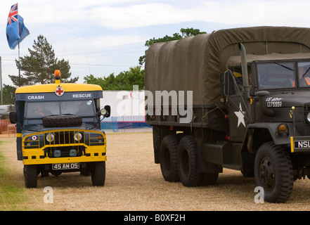 Alte US-Armee M35 Truppe LKW und RAF Crash Landrover bei Smallwood Vintage Rally Cheshire England Vereinigtes Königreich UK Stockfoto