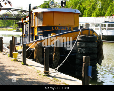 Schlepper vertäut am historischen Eriekanal in Fairport, New York USA. Stockfoto