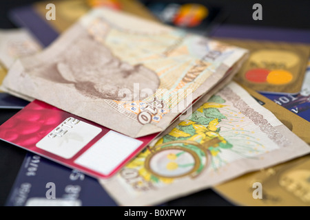 Stapel von zehn Pfund-Noten und Kreditkarten Stockfoto