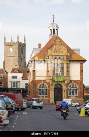 das alte Rathaus und die High Street Marlborough Wiltshire England UK Stockfoto