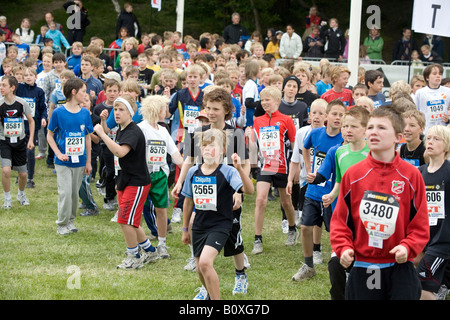 Massen von 12 Jahre alten Jungen, immer bereit, ein Rennen zu laufen Stockfoto