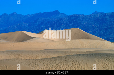 Ein Blick auf Dünen und die Berge der Sierra Nevada im Death Valley Stockfoto
