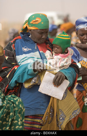 Hausa Großmutter und Kind rotes Kreuz Klinik Tahoua Niger Westafrika Stockfoto