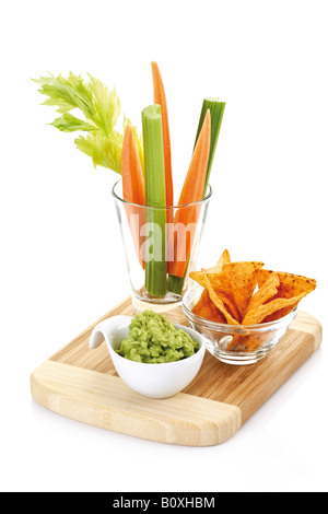 Guacamole mit Gemüsesticks und Tortillachips Stockfoto