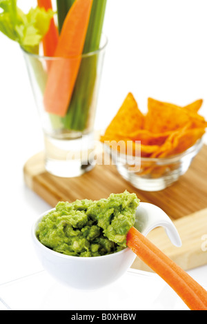 Guacamole mit Gemüsesticks und Tortillachips Stockfoto