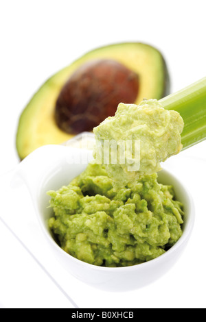 Guacamole in Schüssel Stockfoto