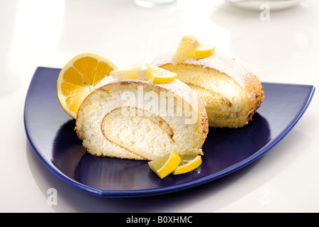 Biskuitrolle mit Zitronencreme gefüllt Stockfoto