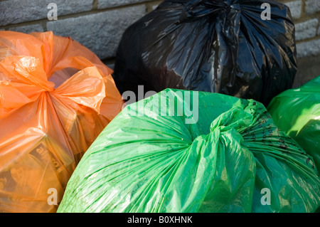Nahaufnahme von 4 Recycling Taschen bereit für die Sammlung von Havering Rat, Collier-Reihe, Romford, Essex, England, UK, Europa, EU Stockfoto
