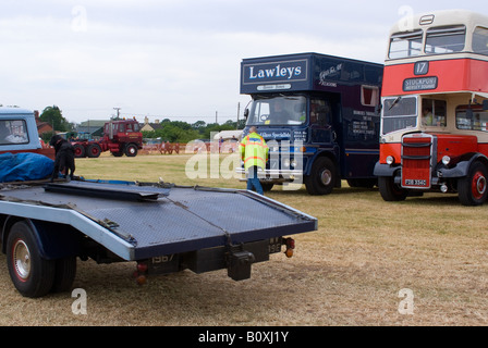 Alten Stockport Corporation Leyland-Titan-Doppeldecker-Bus und 1966 ERF LV Boxvan bei Smallwood Vintage Rally Cheshire England UK Stockfoto