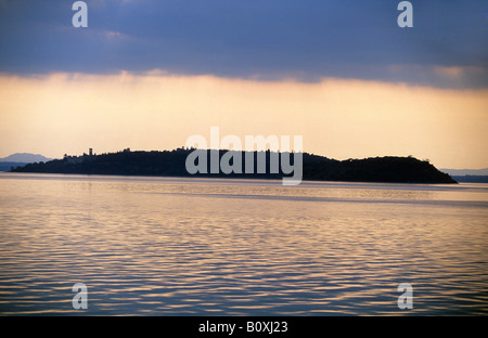 Italien-Umbrien-Lago Trasimeno einen Blick über den See in Richtung Isola Maggiore bei Sonnenuntergang Stockfoto