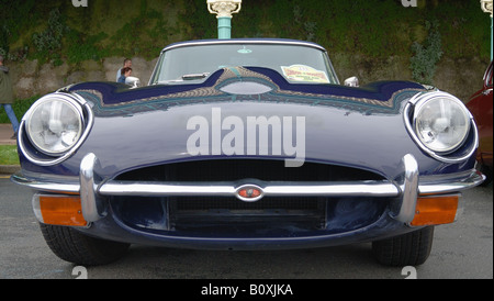 Oldtimer Jaguar geparkt Stockfoto