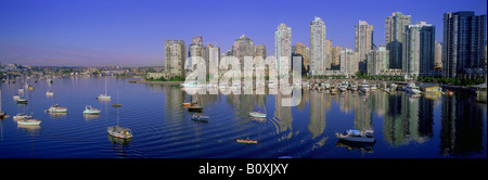 Die Skyline der Innenstadt von Hochhaus Eigentumswohnungen in City of Vancouver in Yaletown und "False Creek" British Columbia Kanada Stockfoto