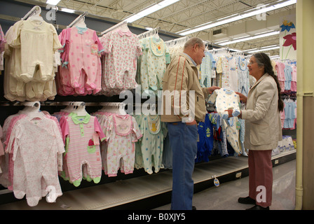 Shopping für Enkelkind Stockfoto