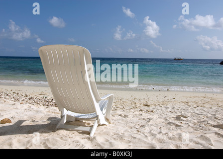 Malediven, Gan, Stuhl am Strand Stockfoto