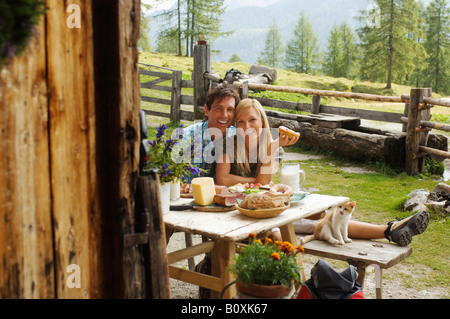Österreich, Salzburger Land, paar frühstücken vor Hütte Stockfoto