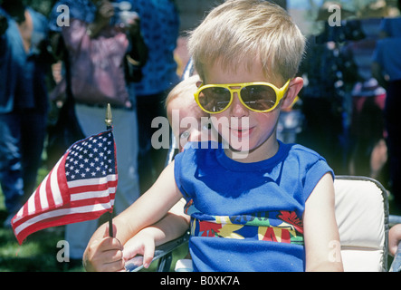 Ein kleiner Junge und seine Schwester in einer Kutsche sehen Sie sich den 4. Juli parade Stockfoto