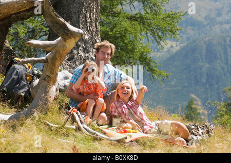 Österreich, Salzburger Land, Eltern und Sohn (8-9) haben Picknick Stockfoto