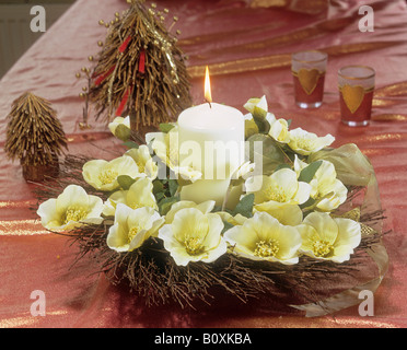 Weihnachtsarrangement mit Weihnachten Rosen Stockfoto