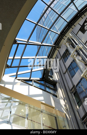 Architektonisches Detail von einem modernen Krankenhausgebäude Stockfoto