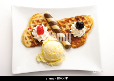 Herzförmige Waffeln mit Vanilleeis, erhöhten Blick Stockfoto