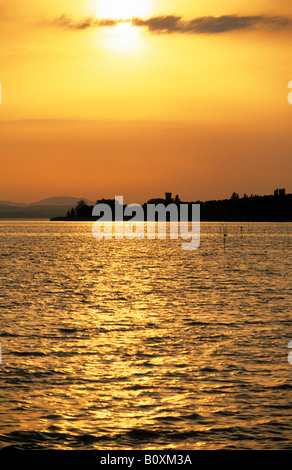 Italien-Umbrien-Lago Trasimeno einen Blick über den See in Richtung Isola Maggiore bei Sonnenuntergang Stockfoto