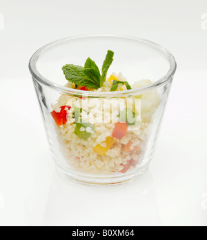 Couscous-Salat mit Gemüse im Glas Stockfoto