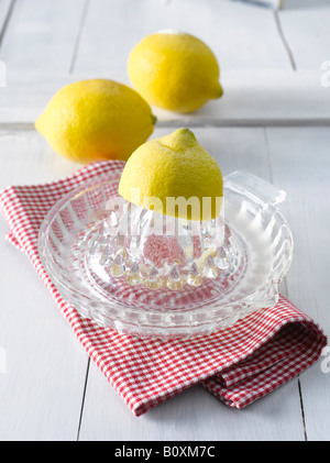 Zitronen auf Zitronenpresse Stockfoto