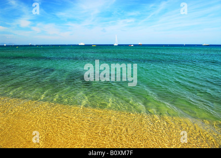 Am Mittelmeer an berühmten Pampelonne Beach in der Nähe von St. Tropez an der französischen Riviera anzeigen Stockfoto