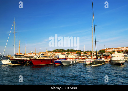 Luxus-Boote auf der Anklagebank in St. Tropez an der französischen Riviera Stockfoto