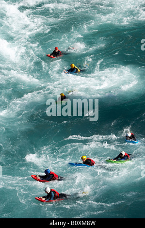 Surfen Kawarau River Kawarau Schlucht am Roaring Meg in der Nähe von Queenstown Südinsel Neuseeland Stockfoto