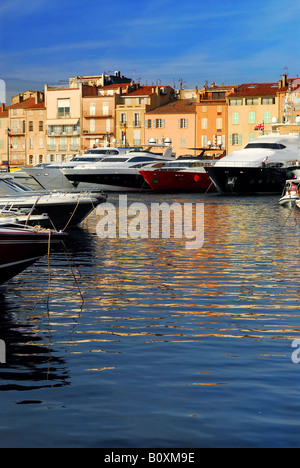 Luxus-Boote angedockt in St. Tropez an der französischen Riviera Stockfoto