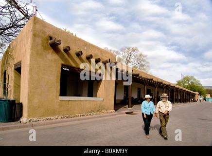 Paar im südwestlichen Stil Hüte im Palast der Gouverneure in Santa Fe, New Mexico Stockfoto