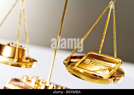 Gold bar auf ein paar Skalen Stockfoto