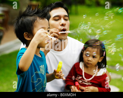 Vater, Spaß mit Kindern, Seifenblasen Stockfoto