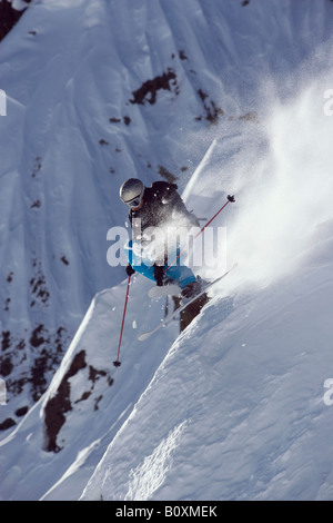 Österreich, Arlberg, Albona, Mann, Skifahren in den Alpen Stockfoto